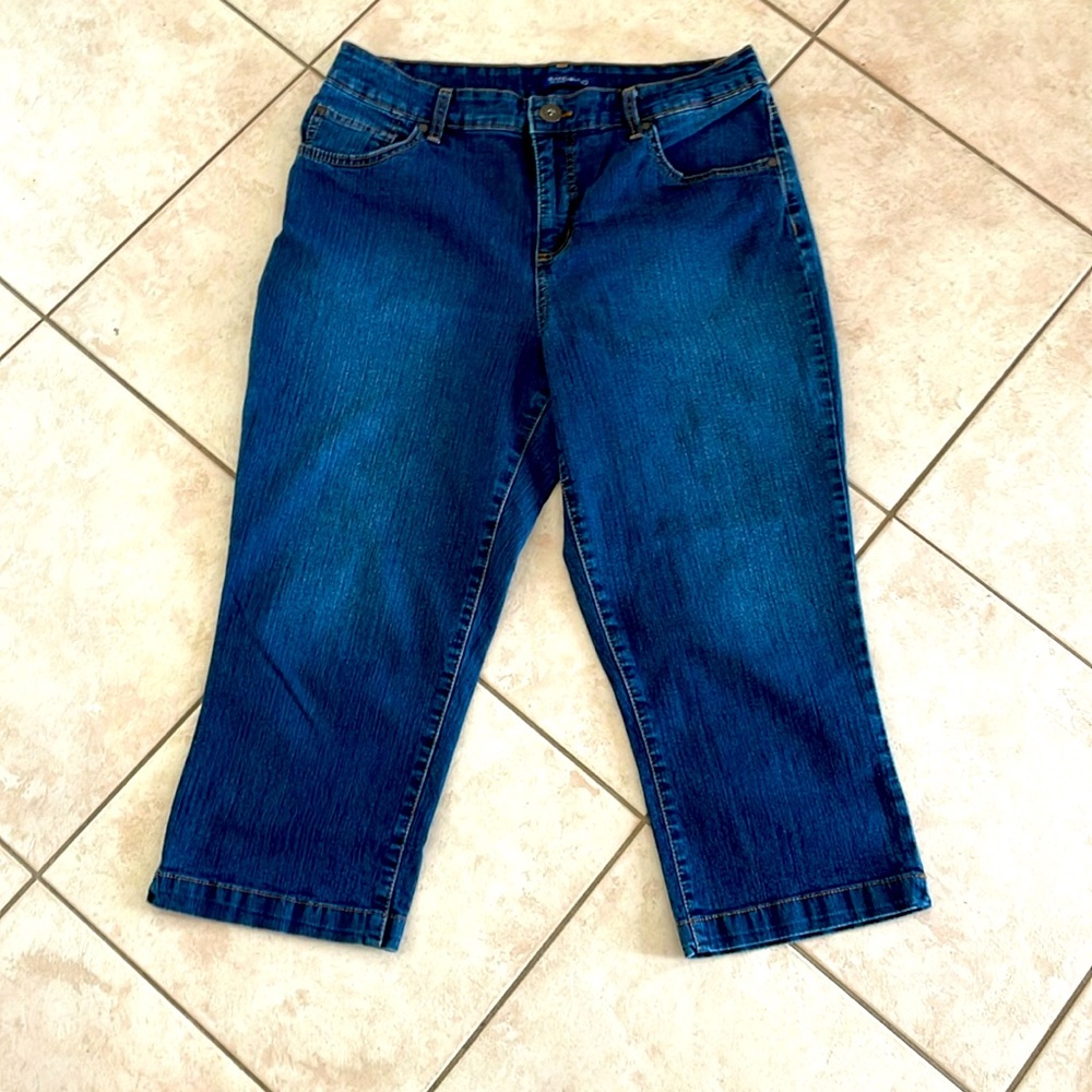 Capri jeans size 10 missy . Sits just below waist